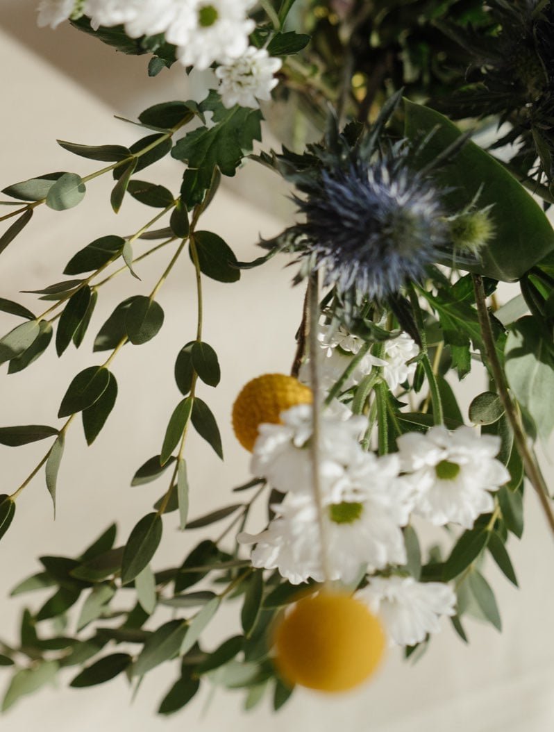 Fleurs fraîches et feuillages dans plusieurs vases